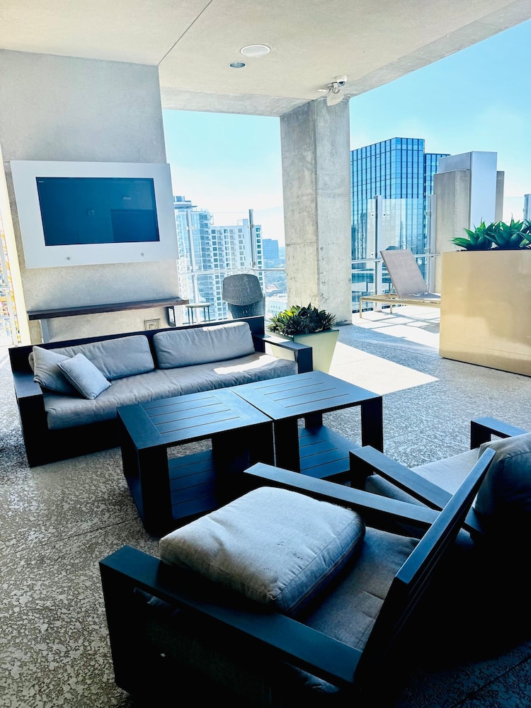 Highrise Balcony Rooftop Pool Gym Free Parking