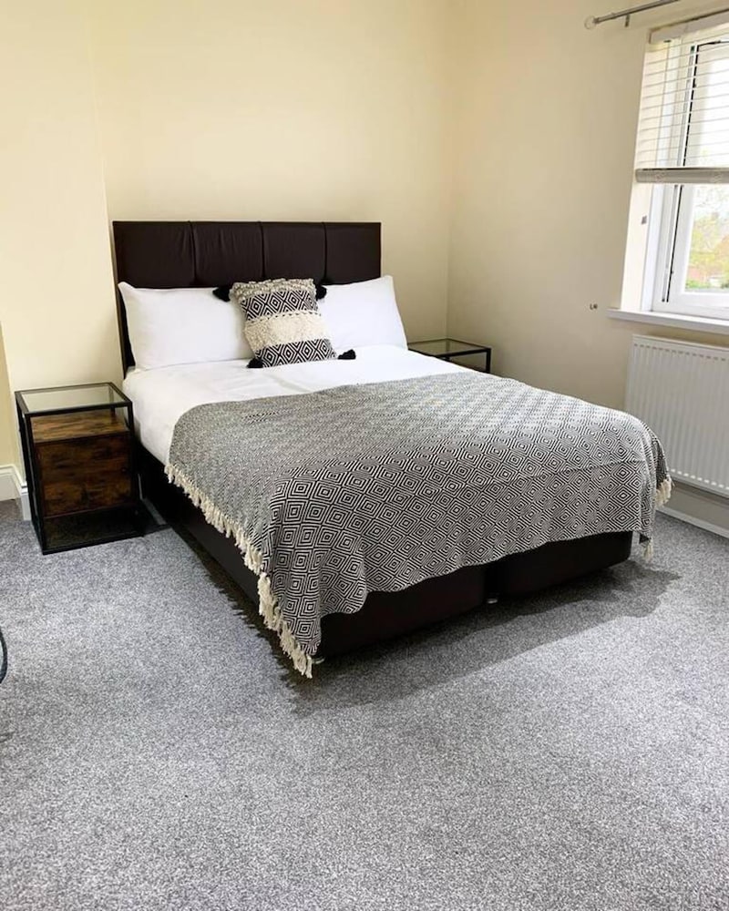 Stunning 2-bed House in Pembroke Dock view 4