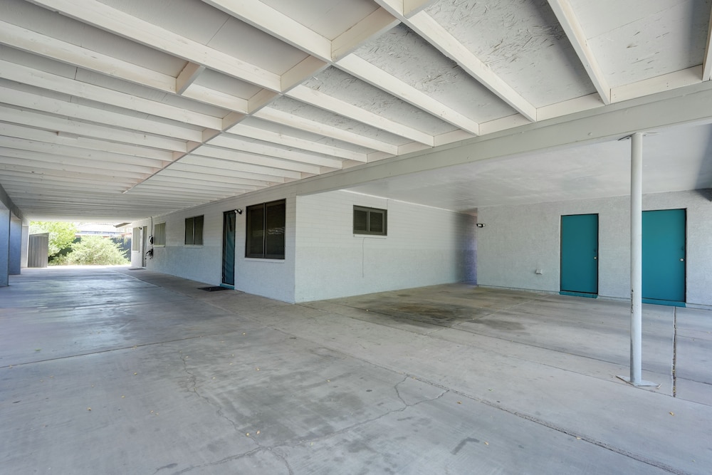 3 Mi to Dtwn Phoenix: Apt w/ Shared Patio