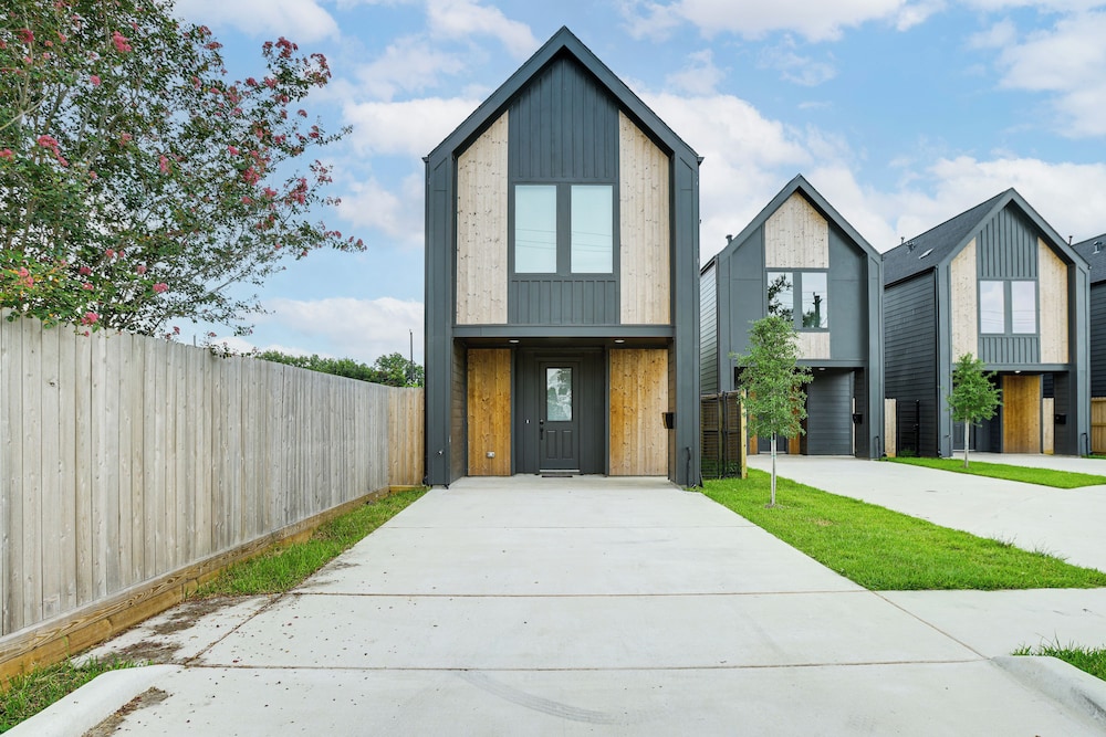 Modern Home w/ Private Yard in Northeast H-town!
