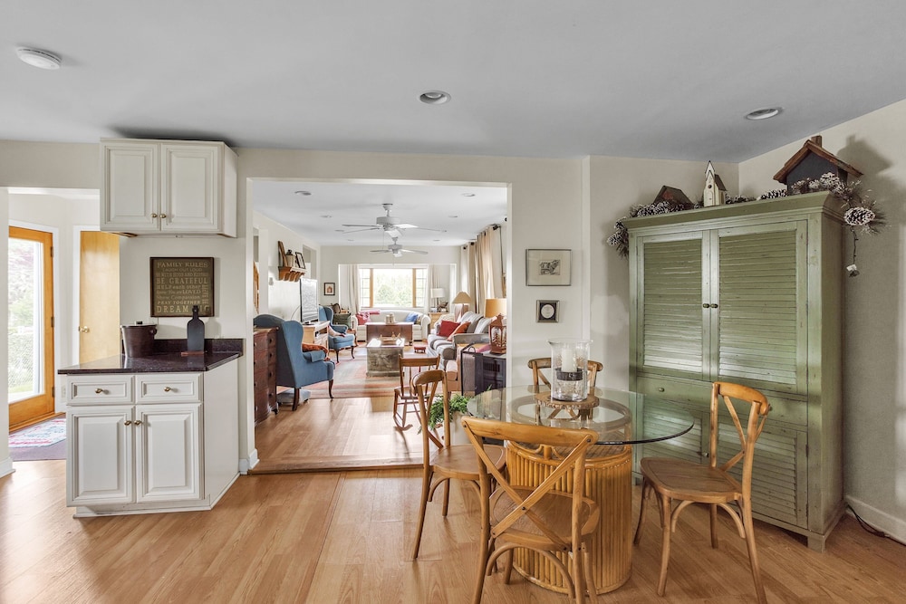 Home Port - Spacious Retreat In Prime Location 4 Bedroom Home