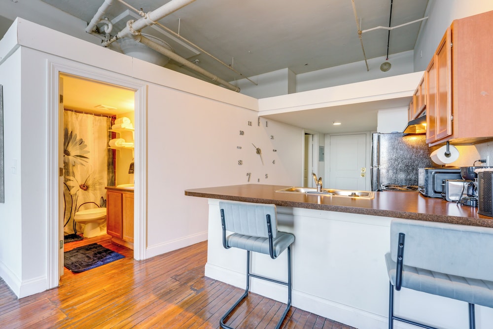 Steps to Riverwalk! City-view Condo in Corktown