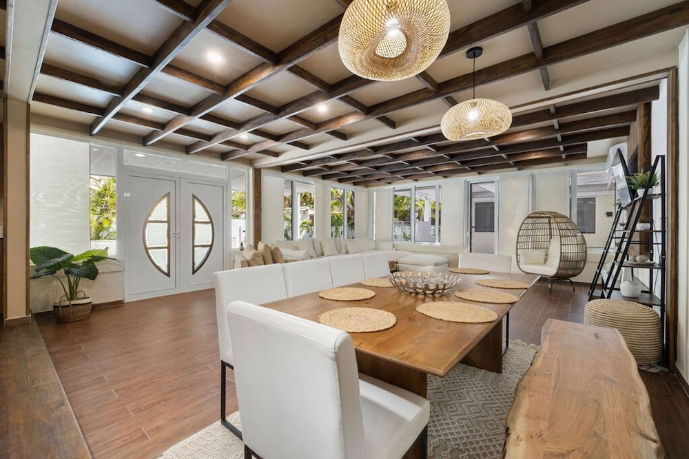 New 5 Bedroom Private Pool Near Superfood
