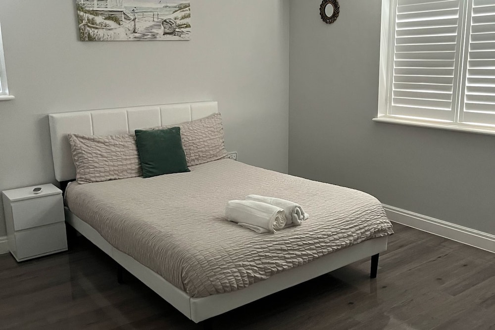House - Sleeps 16, Parking, Pets Allowed & Jacuzzi