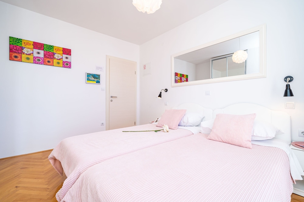 Jele Rooms