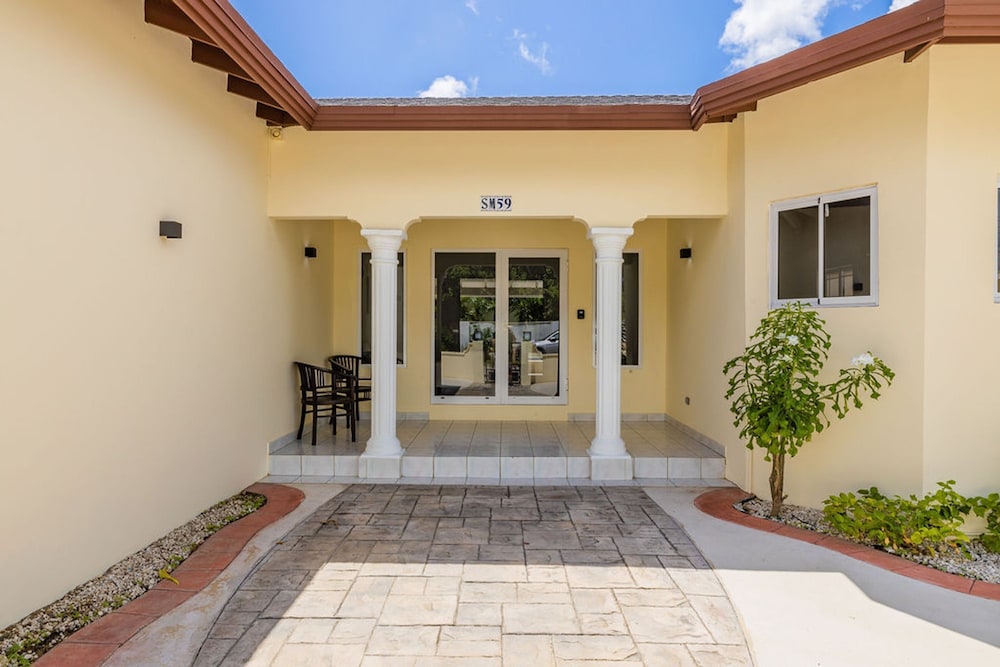 Newly Renovated 4BR 4BA Private Pool Eagle Beach
