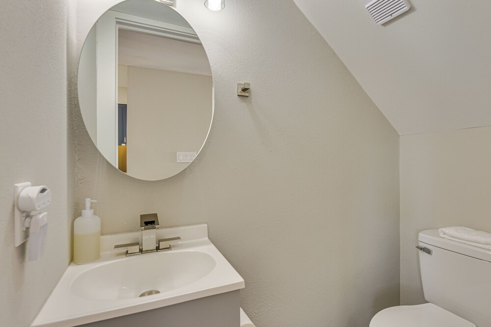 Walk to Okaloosa Island Beach: Coastal Condo!