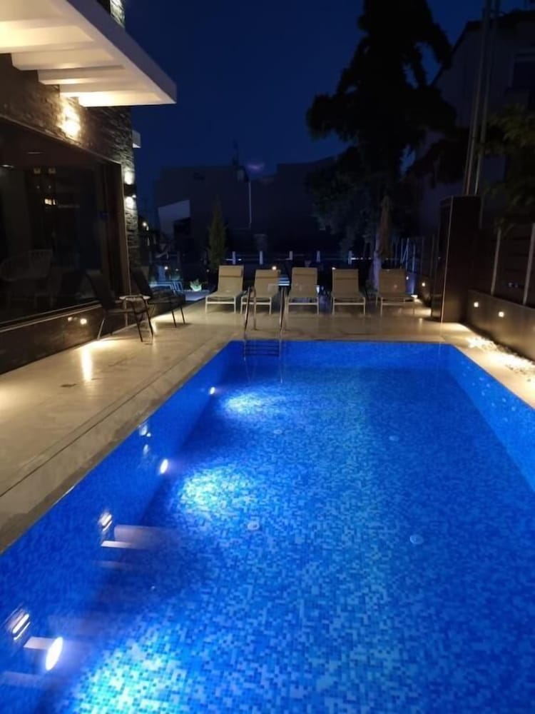 LUXSUITES