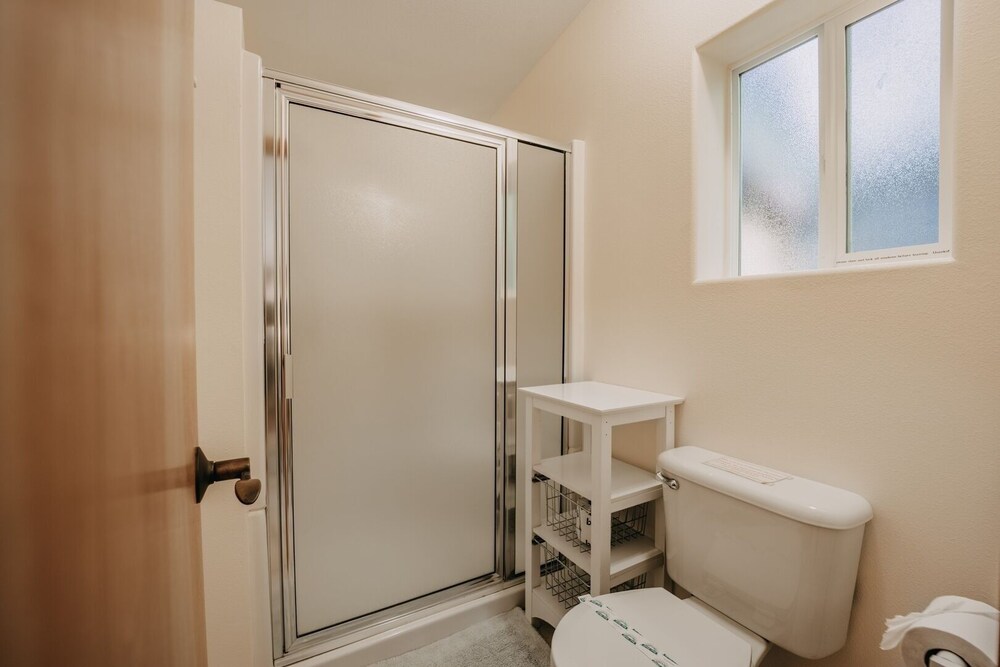 70mbr- Hot Tub - Bbq - Wi-fi - Pets Ok - Sleeps 8 3 Bedroom Home by RedAwning