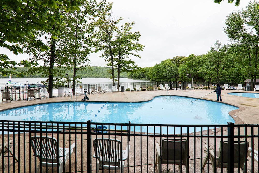 Near Skiing & Lakes: Contemporary Poconos Townhome view 5