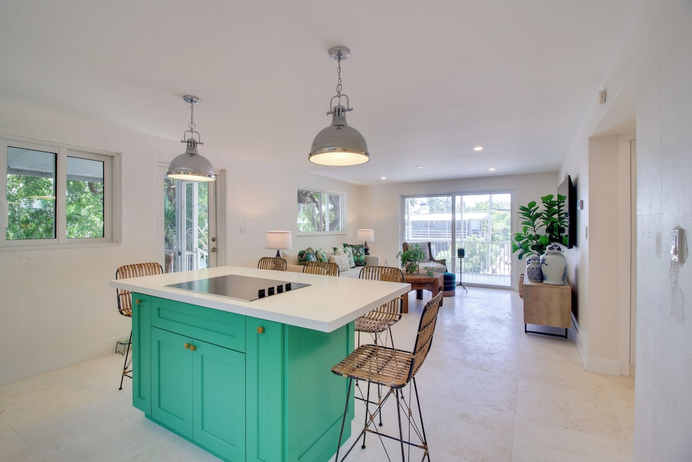 Steps to Gulf: Sleek Top-floor Apt in Tavernier!