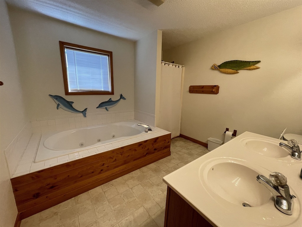 Hatteras Hideaway 3 Bedroom Cottage by RedAwning