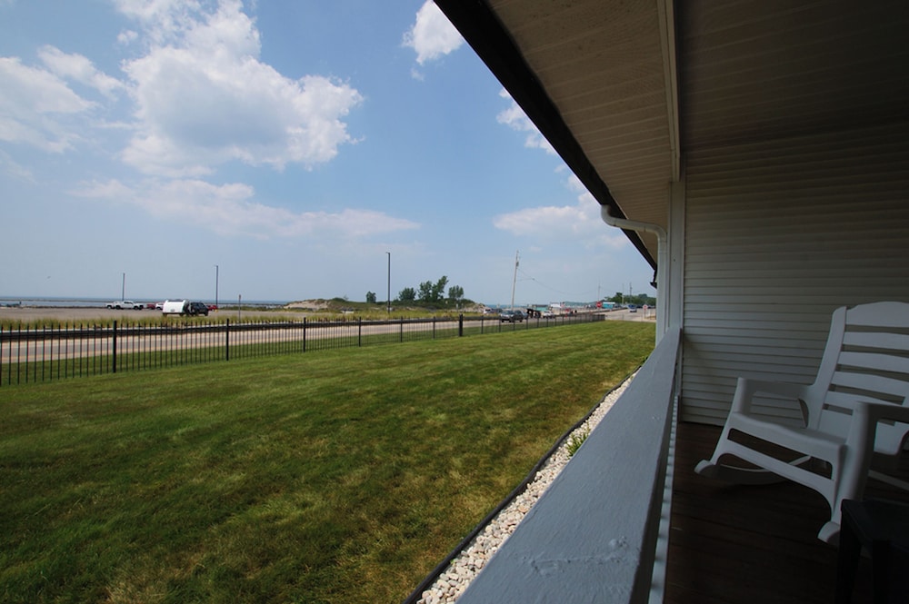 Snyder's Shoreline Inn