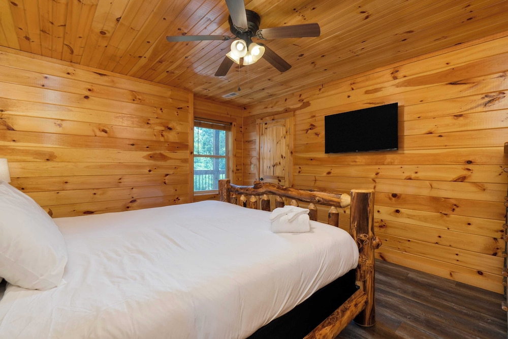 Evergreen Echo by Avantstay Cabin w/ Mountain Views, Theater, Game Room, and Hot Tub