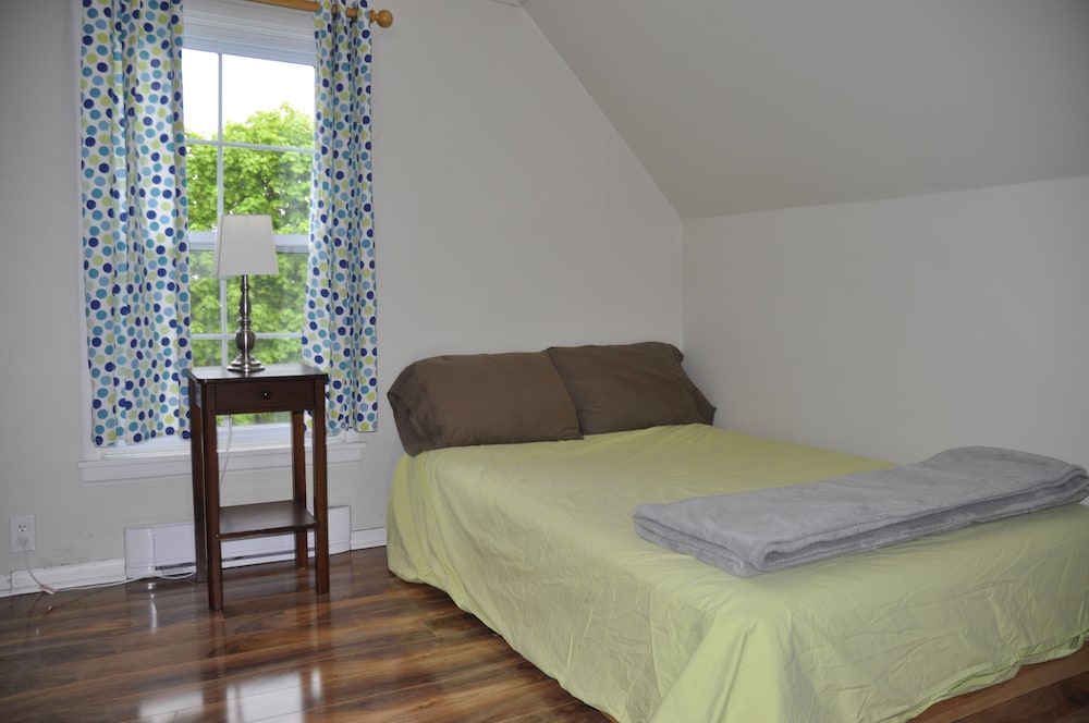 Moncton Suites - 81 Maple Street