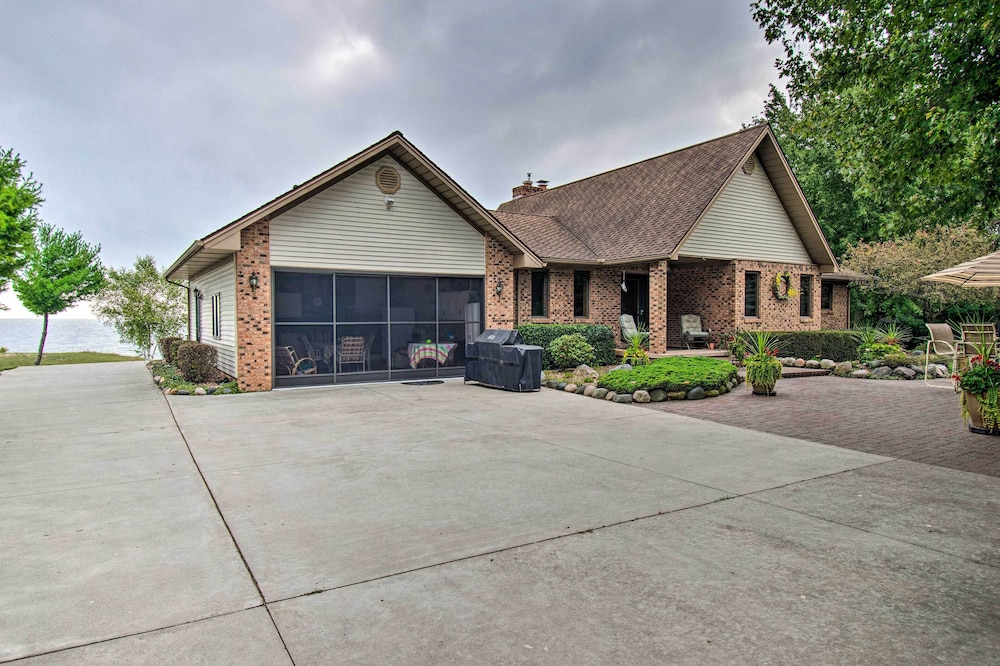 Large Family Home w/ Deck & Yard on Lake Huron