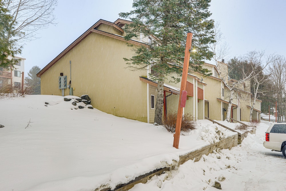< 1 Mi to Mt Snow: Charming Condo w/ Fireplace