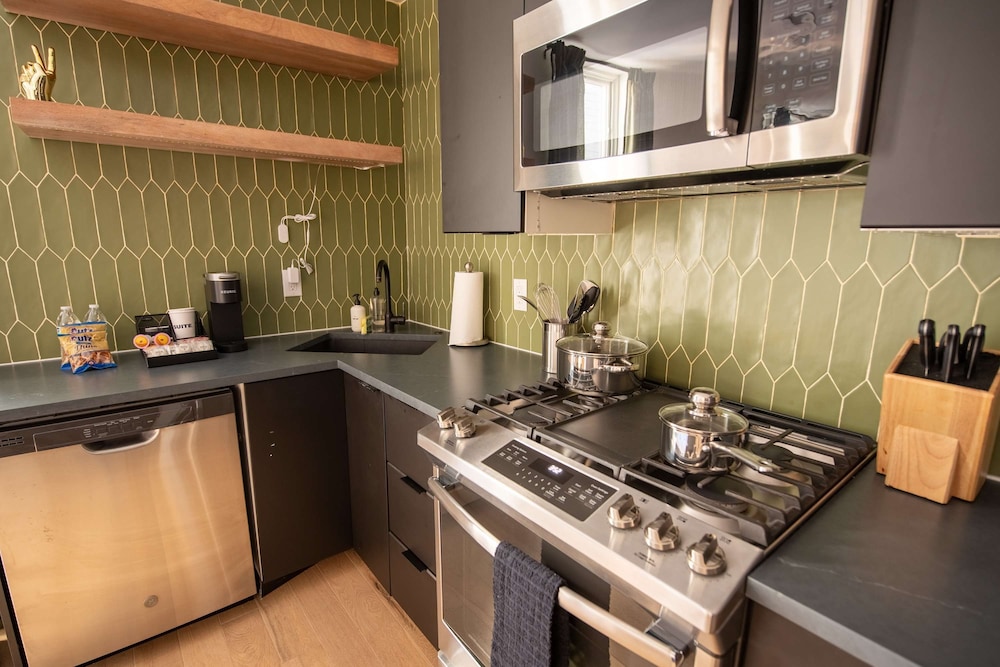 Sosuite NEW 2BR Apt w W D Split Level
