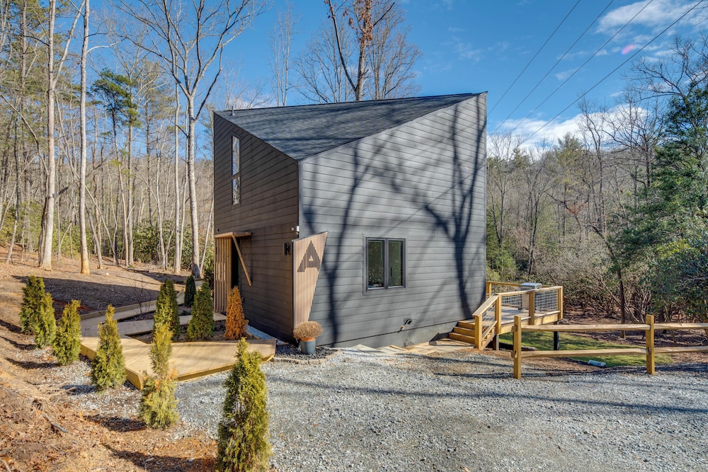 4 Mi to Downtown Brevard: Sleek Cabin w/ Deck
