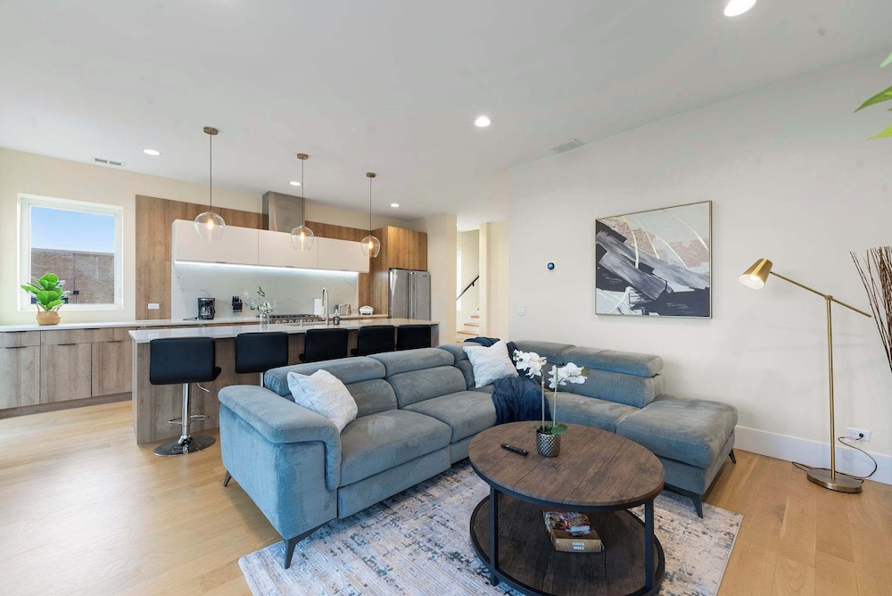 New 3bed 2bath Condo With Parking by United Center