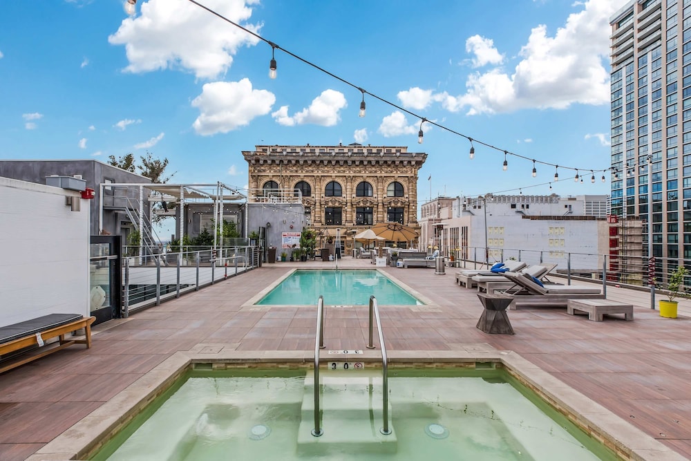 Stylish XL 2br/2ba At HWH by Oneluxstay