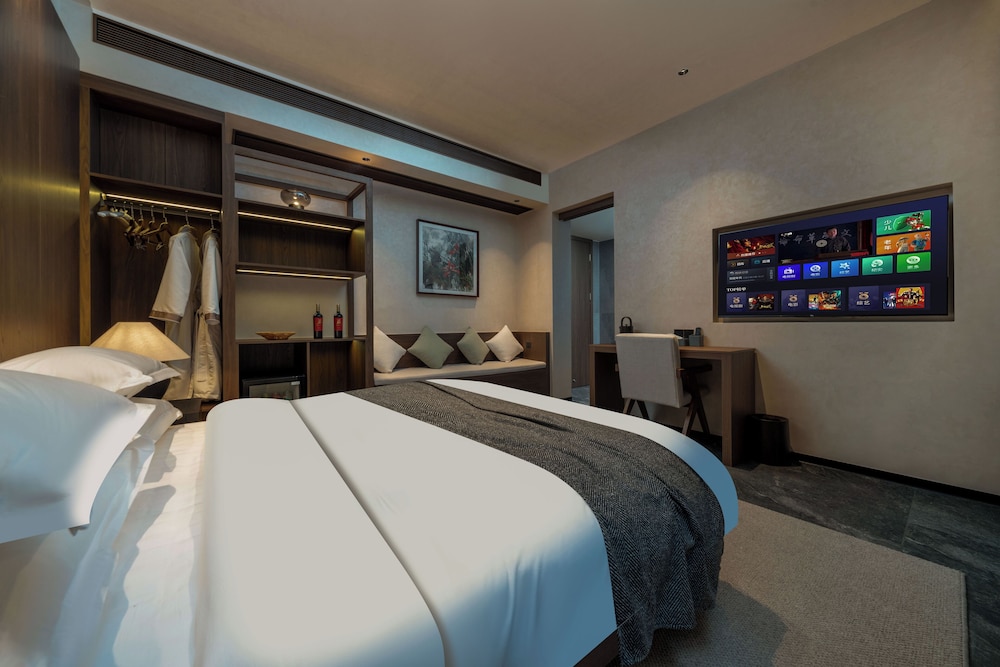 Fenghuang Yiquan River View B&B