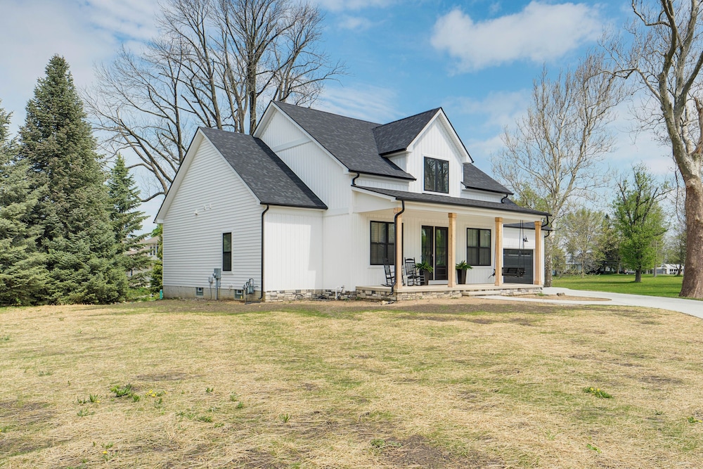 Walk to Lake Erie: Sleek Retreat w/ Screened Patio