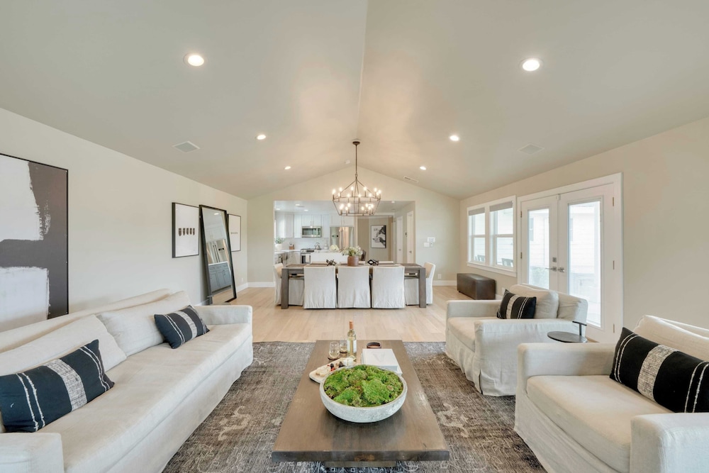 Chic Sonoma Oasis w/ Pool, Bocce, Hot Tub + Minutes to Downtown