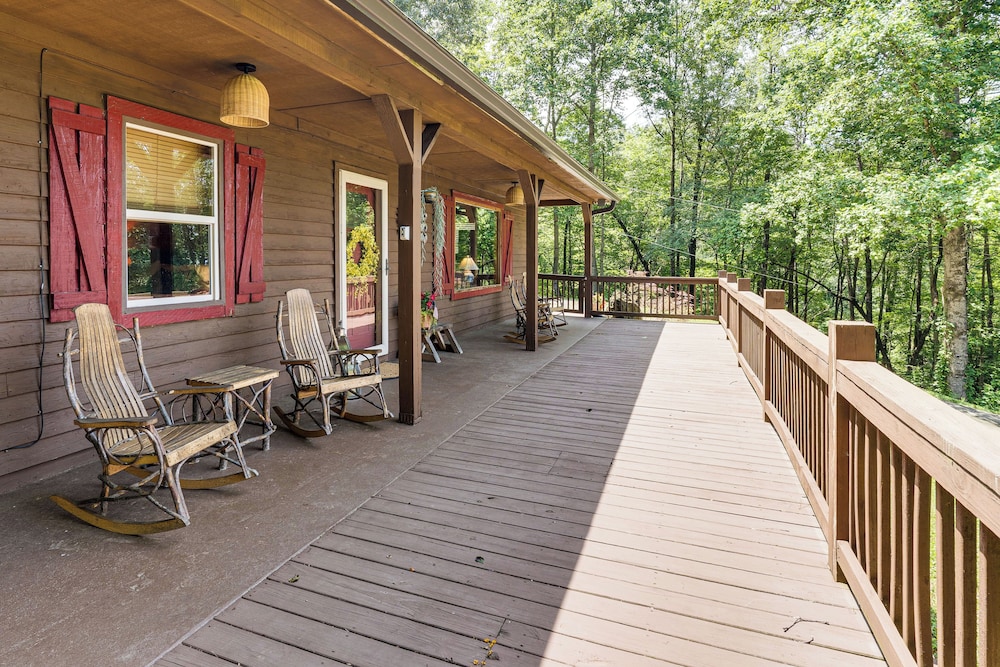 Screened Porch, Deck + Mtn Views: Andrews Retreat!