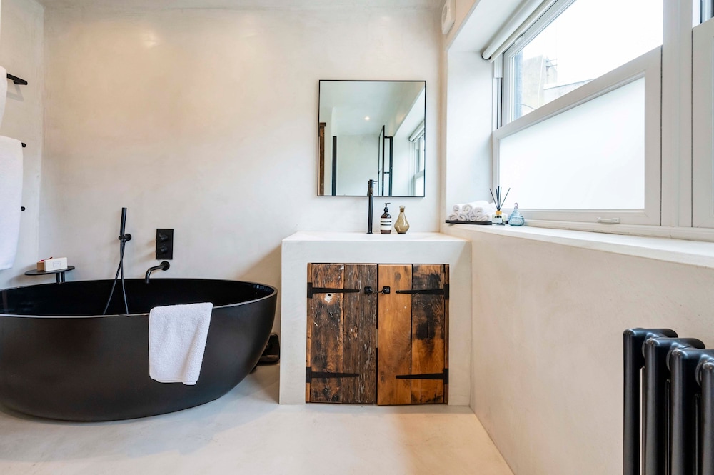 Long Term Stay- Notting Hill by Out of Office Lifestyle
