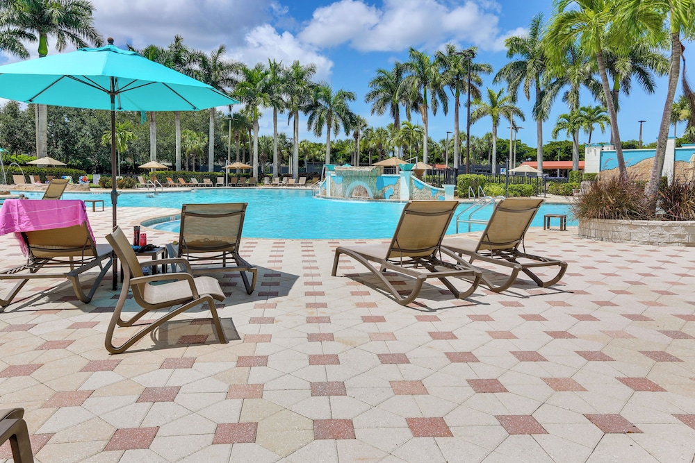 Lake View & Screened Balcony: Estero Getaway!