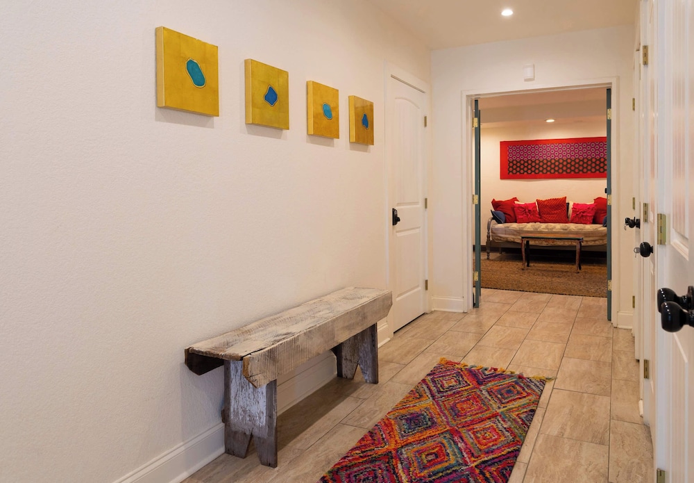 Willie's Hill Country Hideaway - Stay for 8 With Hot Tub & Fire Pit