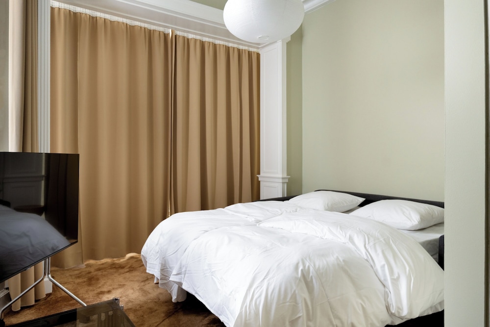 Royal Neighbors - 4 bedrooms - 2 bathrooms