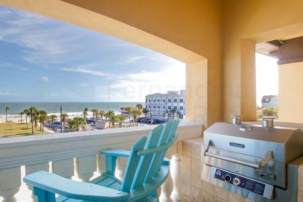 Deluxe Condo at the heart of Main Beach by RedAwning