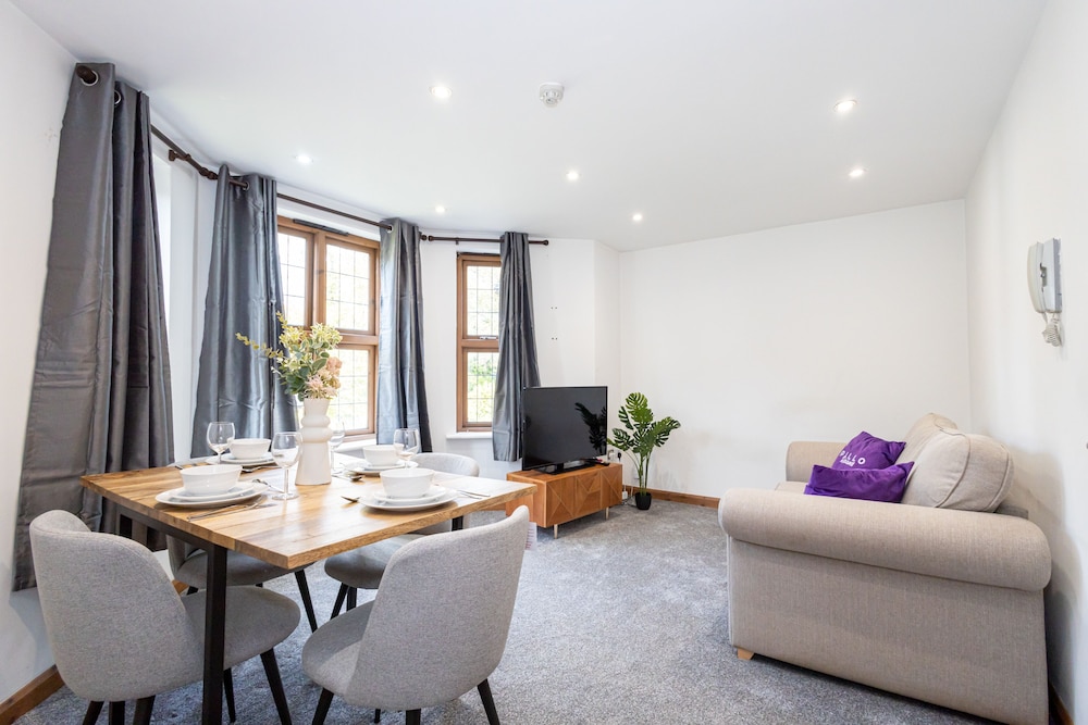 Pillo Rooms - Abbey Lodge view 2