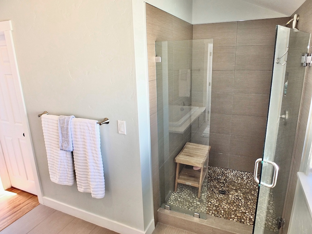 Park Avenue Beach Paradise Chic & Secluded 4 BDR view 3