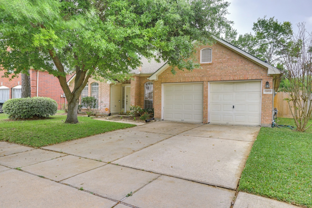 Private Yard + Gazebo: Quiet Houston Home