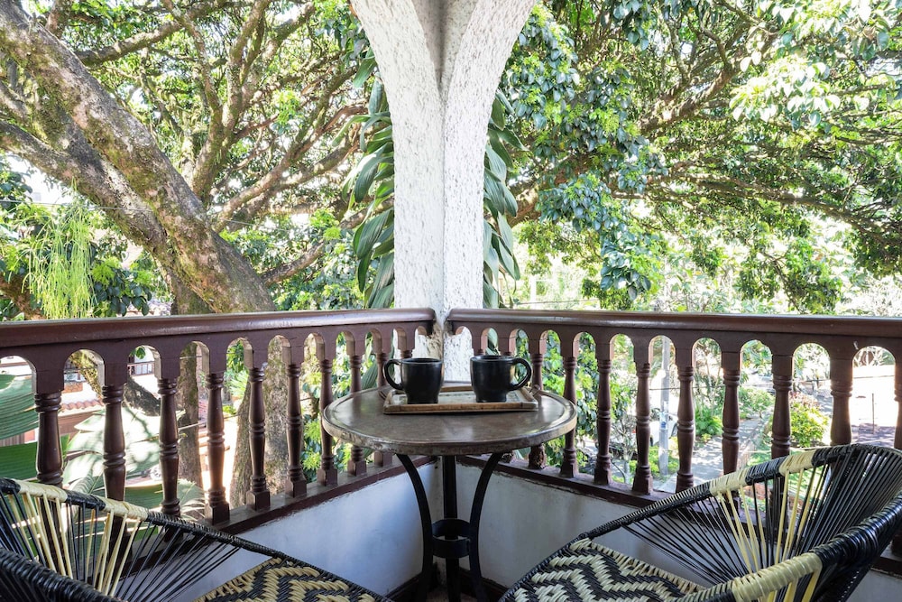 w Bright Colonial 5BR House With Balcony