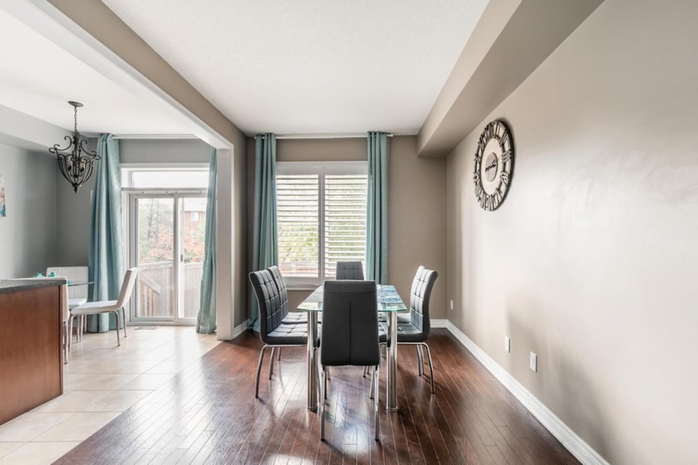 Toronto Vacations - Luxury 3BR 2 5BA Townhome Private HOT TUB GYM BBQ Sauna - Property Image 2