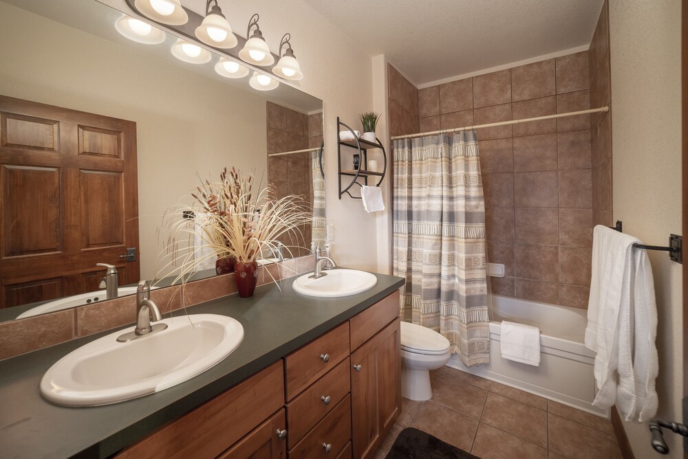Palomino At Kicking Horse 2 Bedroom Cabin by Redawning - Property Image 14