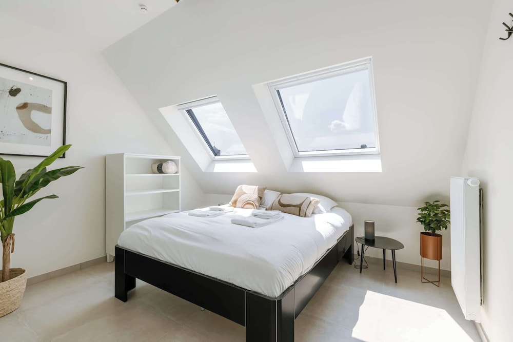 Huswell x Bel Air - Modern City Apartment With Terrace Designer Touches