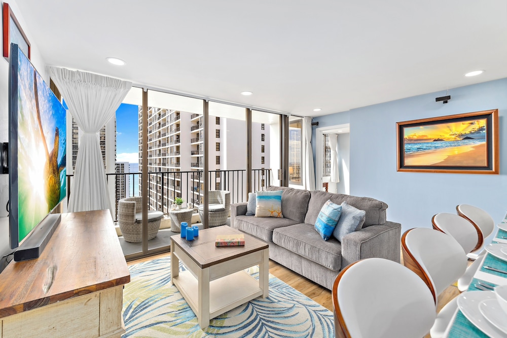 High Floor Ocean View Condo (King Bed and Parking): hotel room photo