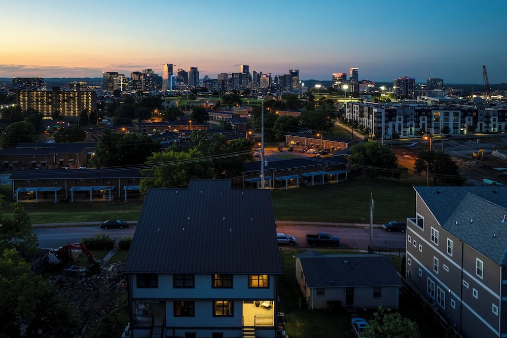 Elevate - Modern Luxury - Stunning City Views