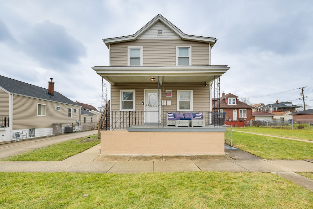 Blue Island Apartment: Walk to Metra! view 3