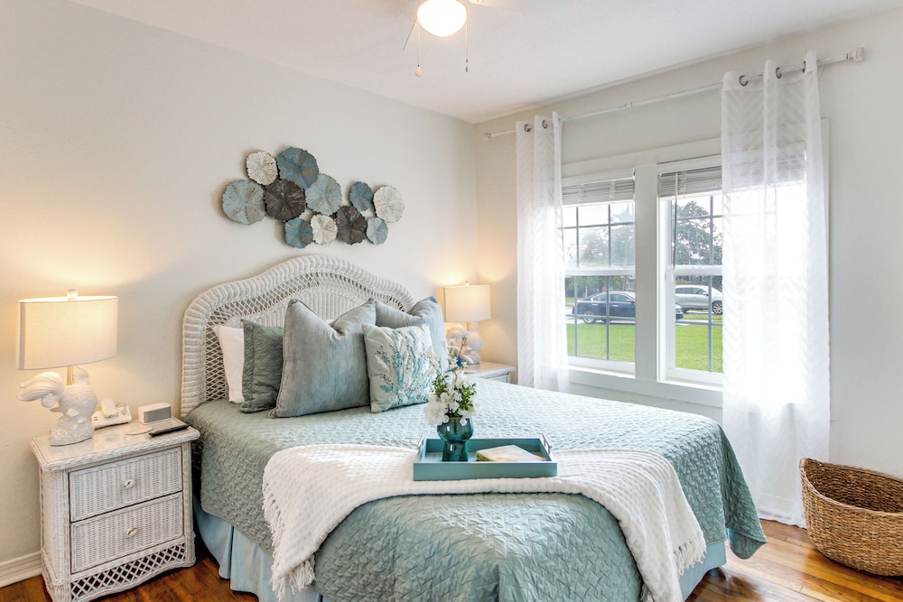 Walk to Beach, Gazebo w/ Hot Tub: Gulfport Gem!