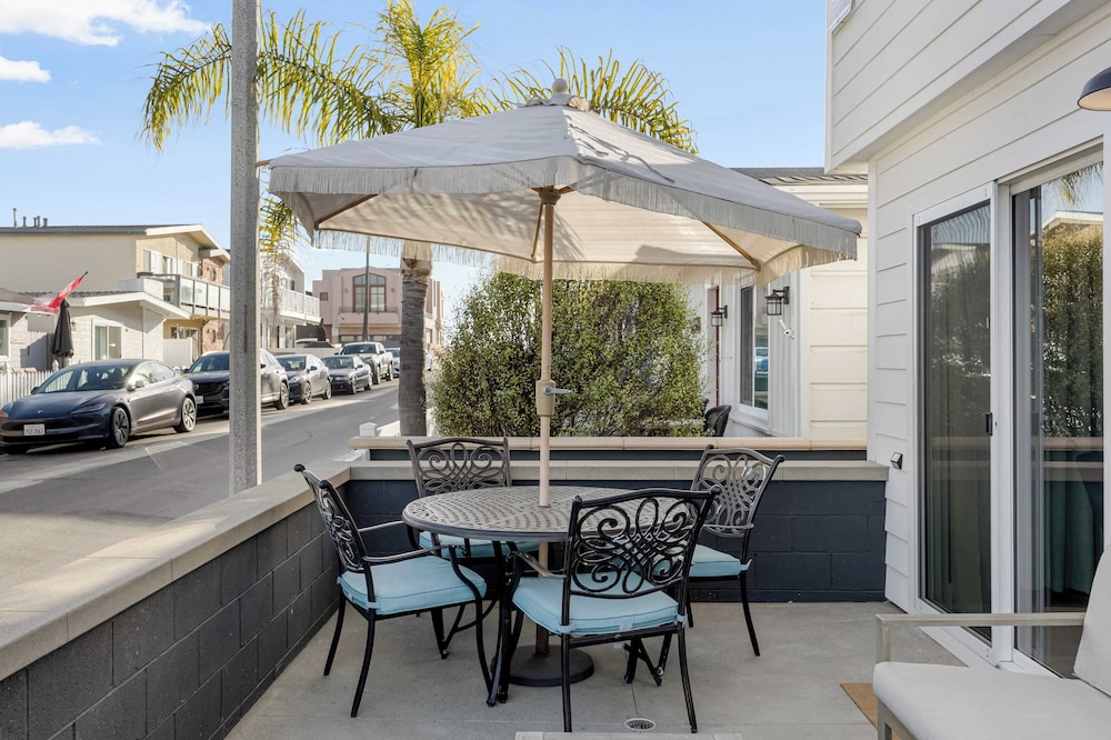 Steps to Sand! 2 Homes in 1 Sleeps 19, Outdoor Space, Walk to Shops & Dining