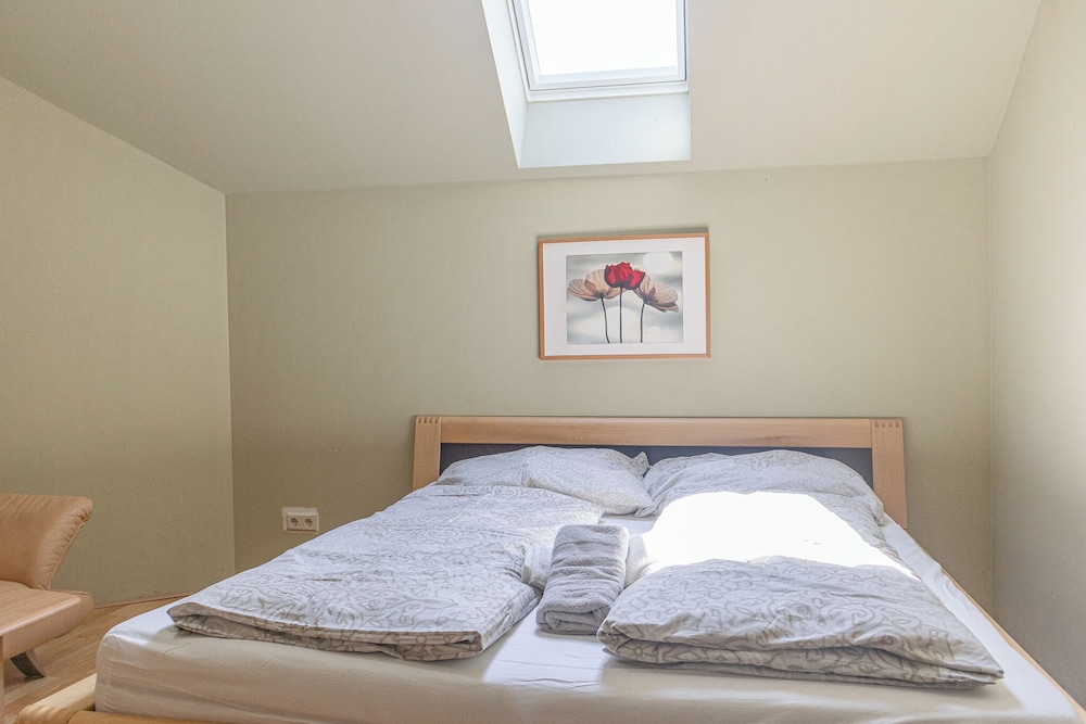 Spacious Home & Garden Free Parking