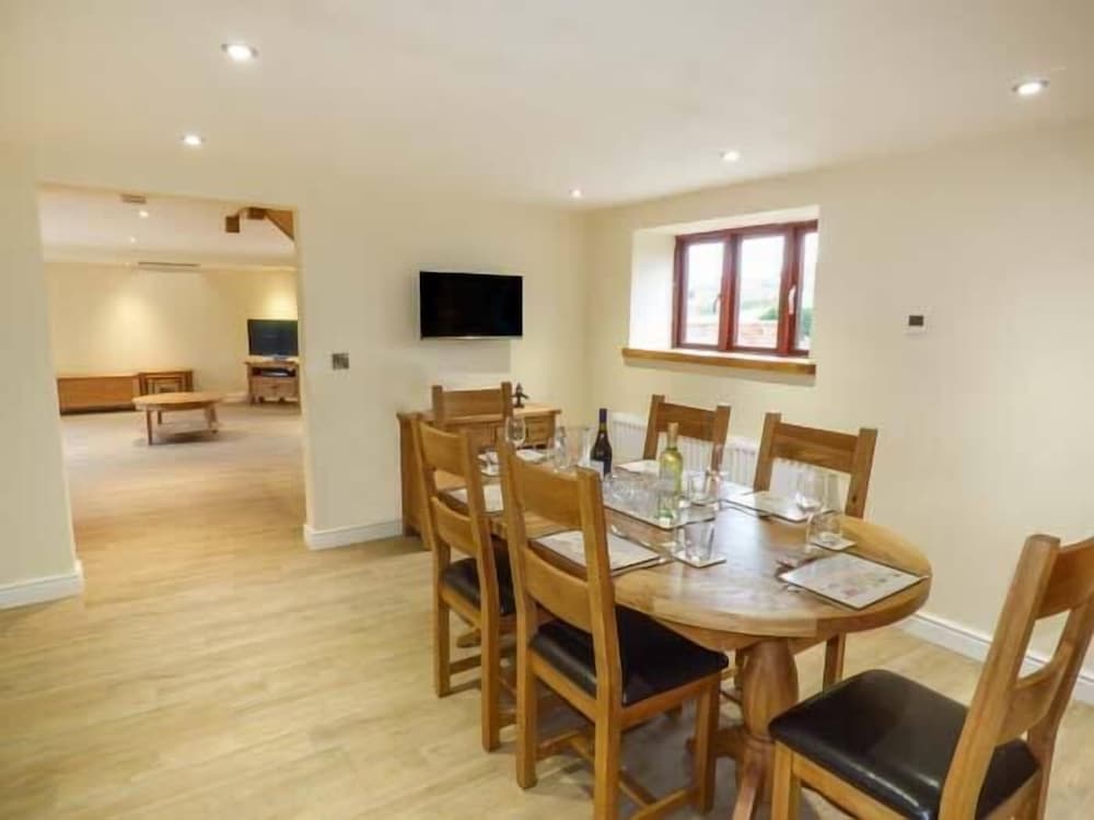 Stoke-on-trent Vacations - Manor Barn - Property Image 1