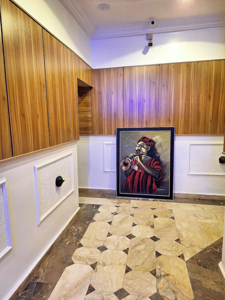 Luxxe Suites By Almond