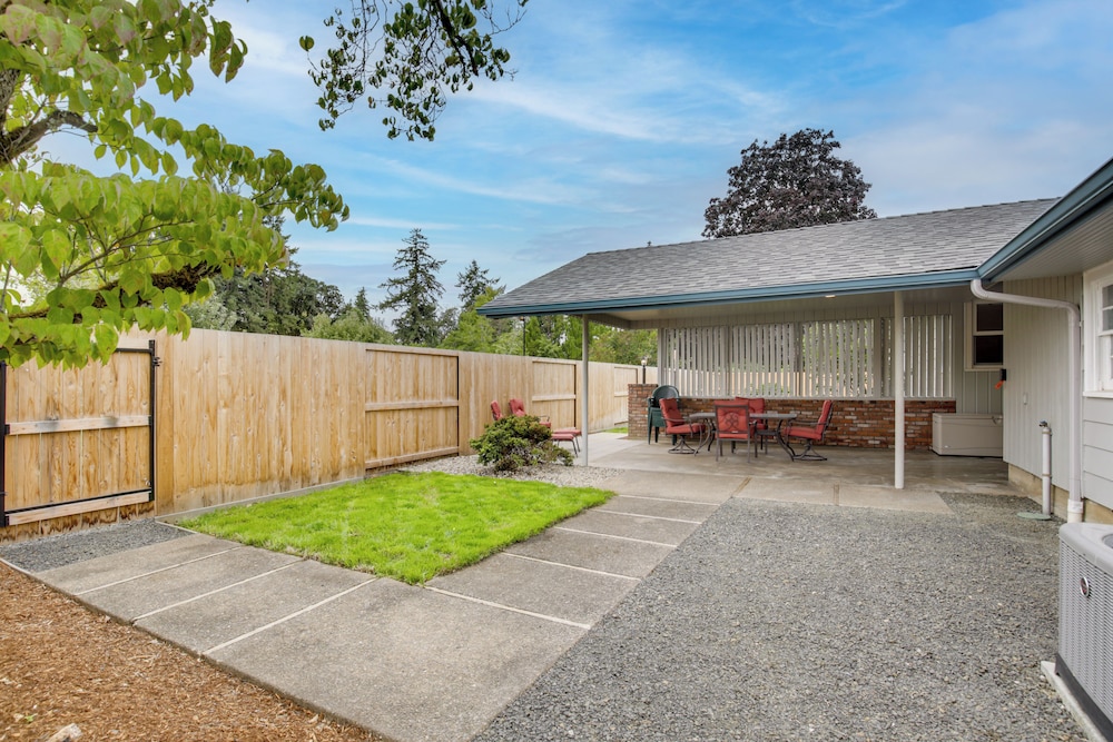 Willamette Valley Family Home w/ Fenced Yard